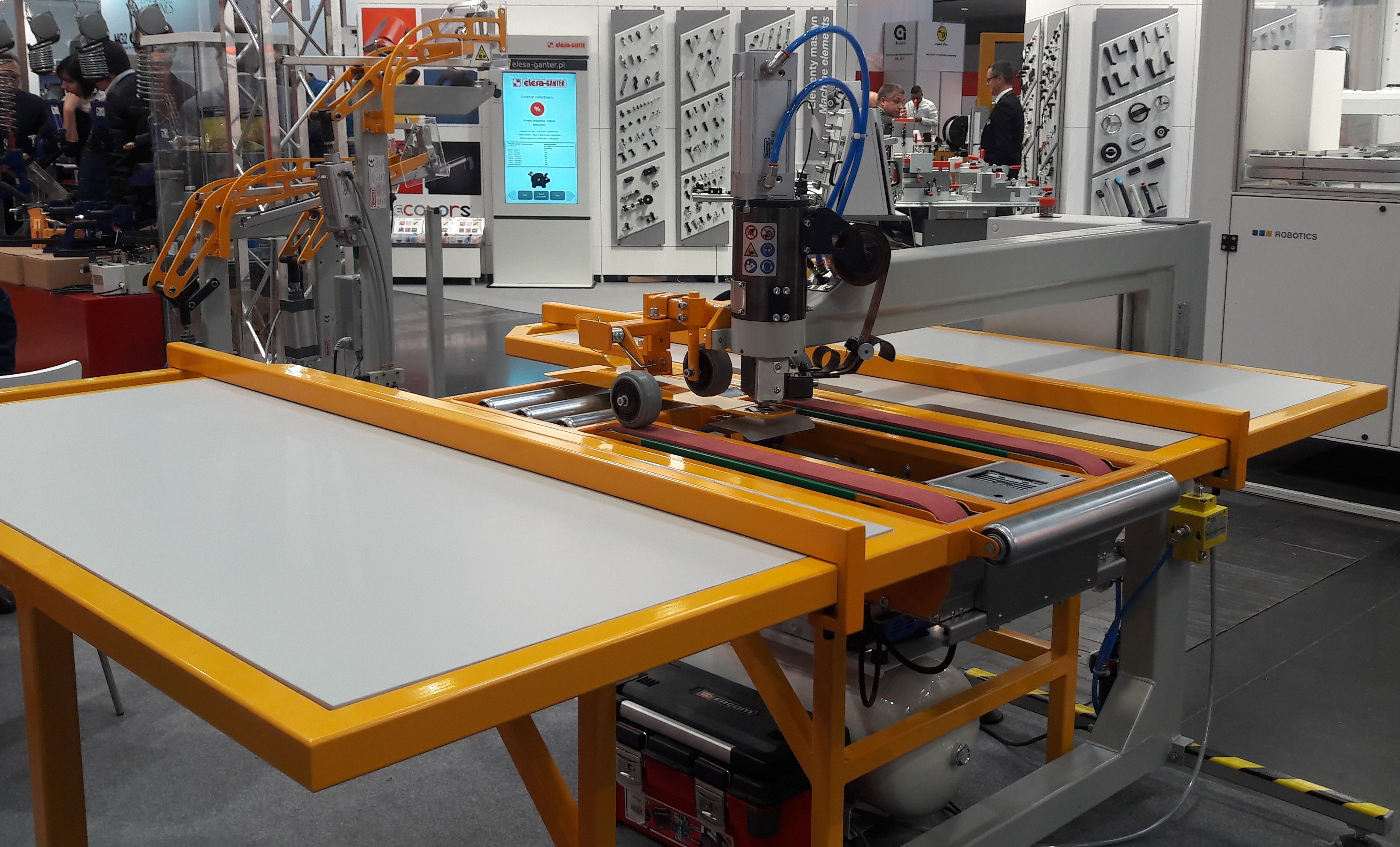 szywarka stołowa DT3 typu 1000 - premiera 1 października 2018 r. na stoisku firmy Damet podczas targów TAROPAK